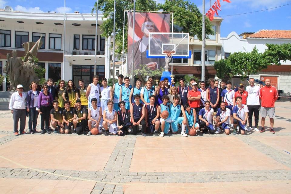 Çeşme’de sokak basketbolu etkinliği 