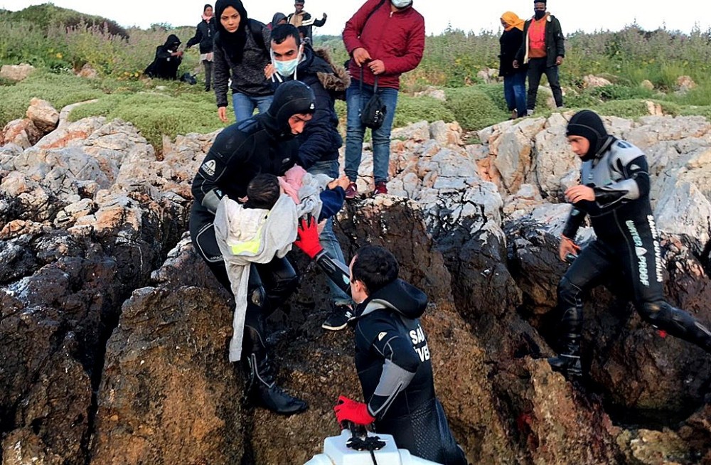 Çeşme’deki adaya sığınan göçmenleri Sahil Güvenlik kurtardı 