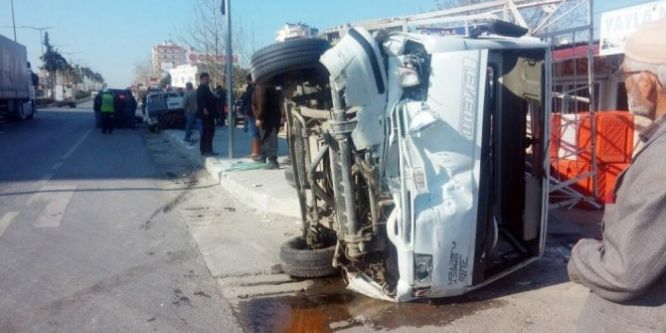 Büyük bir gürültüyle çarpışan 2 kamyonet paniğe yol açtı
