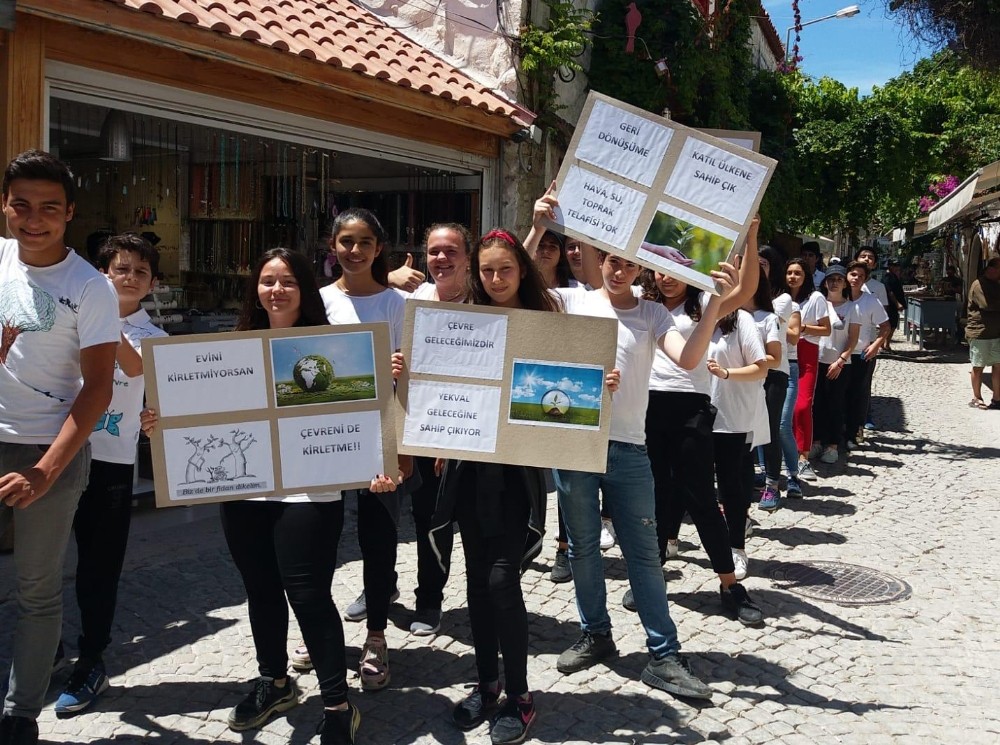Çeşmeli öğrenciler çevreye örnek oldular 
