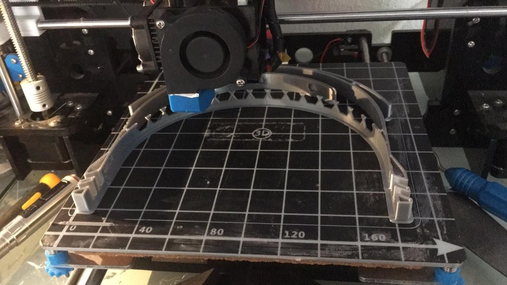 Çeşmeli öğretmenler, sağlık çalışanları için siperlik üretti 