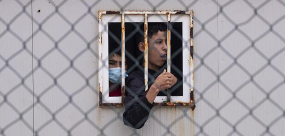 Yüzlerce çocuk, depolarda tutuluyor!