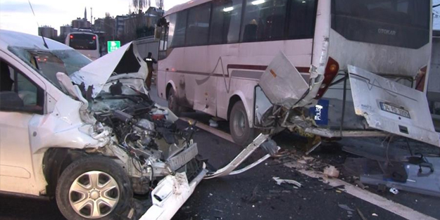 Çevik Kuvvet aracına çarptı! Feci kaza