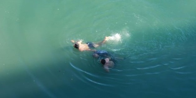 Çevik kuvvet müdürü soyunup suya atladı!