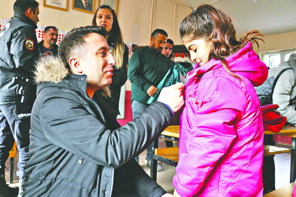 Çevik Kuvvet polisinden kırtasiye yardımı