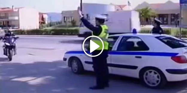 Çevirme yapan polise 'çak' yapan motorcu