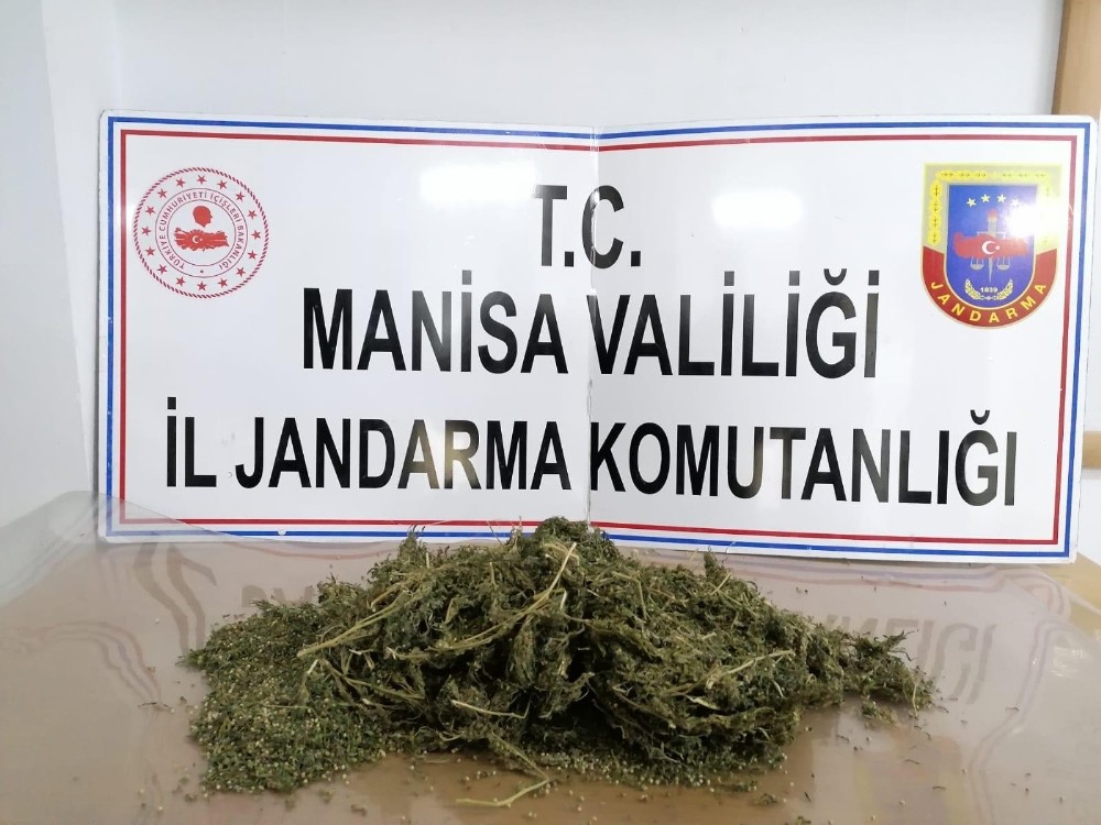 Çevirmeyi gördüler, esrar poşetini yola fırlattılar 