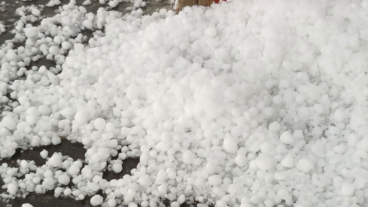 Ceviz büyüklüğünde dolu Ardahan’ı vurdu