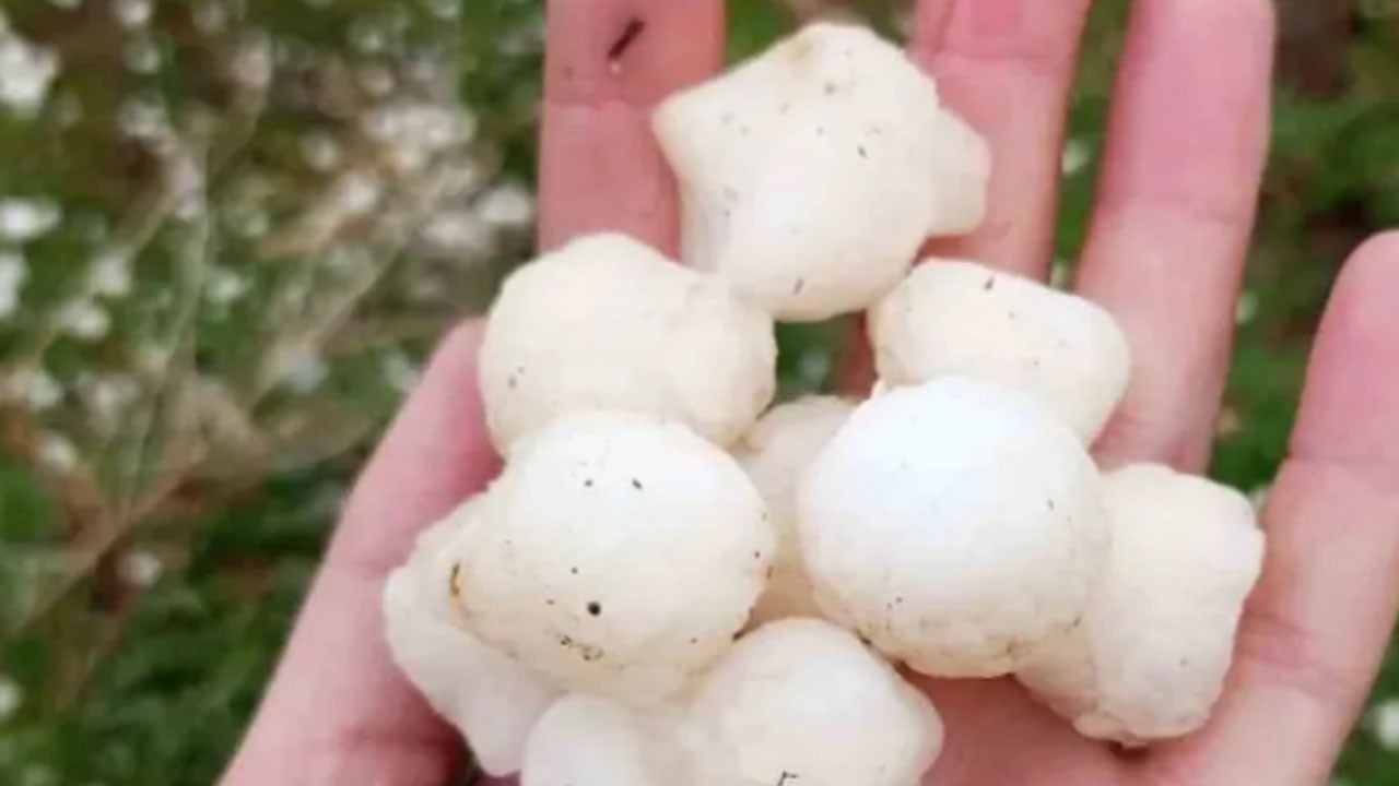 Ceviz büyüklüğünde dolu yağdı!