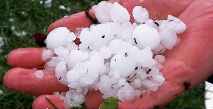 Ceviz büyüklüğünde dolu yağdı