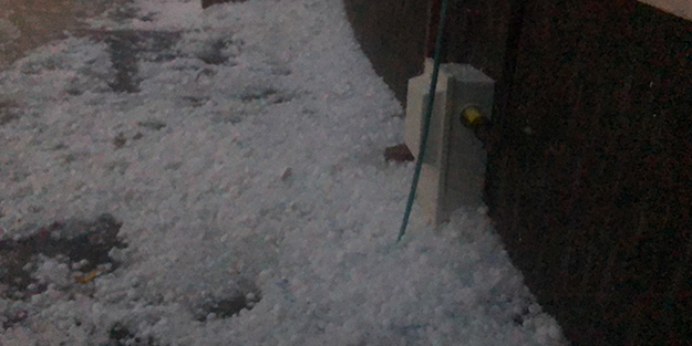 Ceviz büyüklüğünde dolu yağdı! Ortalık beyaza büründü