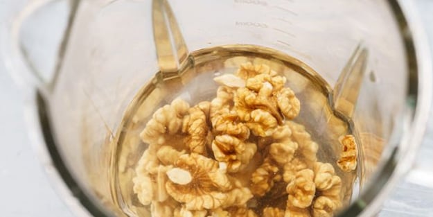 Ceviz suyu faydaları ve zararları nelerdir? Sabah uyanır uyanmaz ceviz suyu içerseniz...