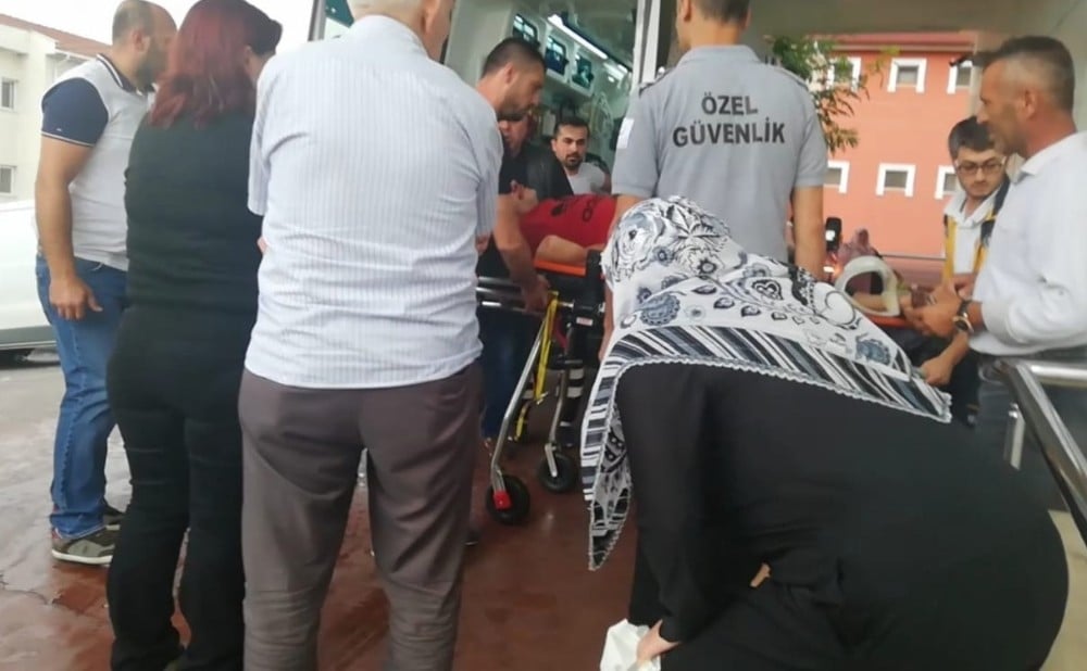 Ceviz toplarken ağaçtan düşen yaşlı adam ağır yaralandı 