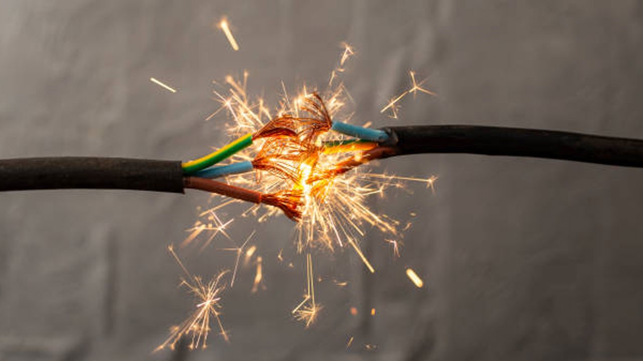 Ceviz toplarken elektrik akımına kapıldı