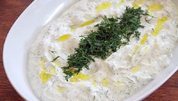 Cevizli süzme yoğurt salatası nasıl yapılır? Cevizli süzme yoğurt salatası tarifi