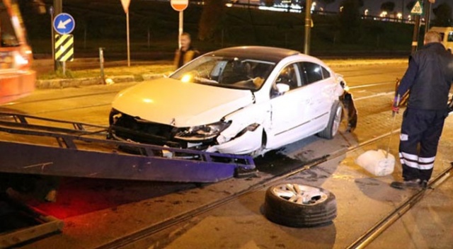 Cevizlibağ'da otomobil tramvaya çarptı!