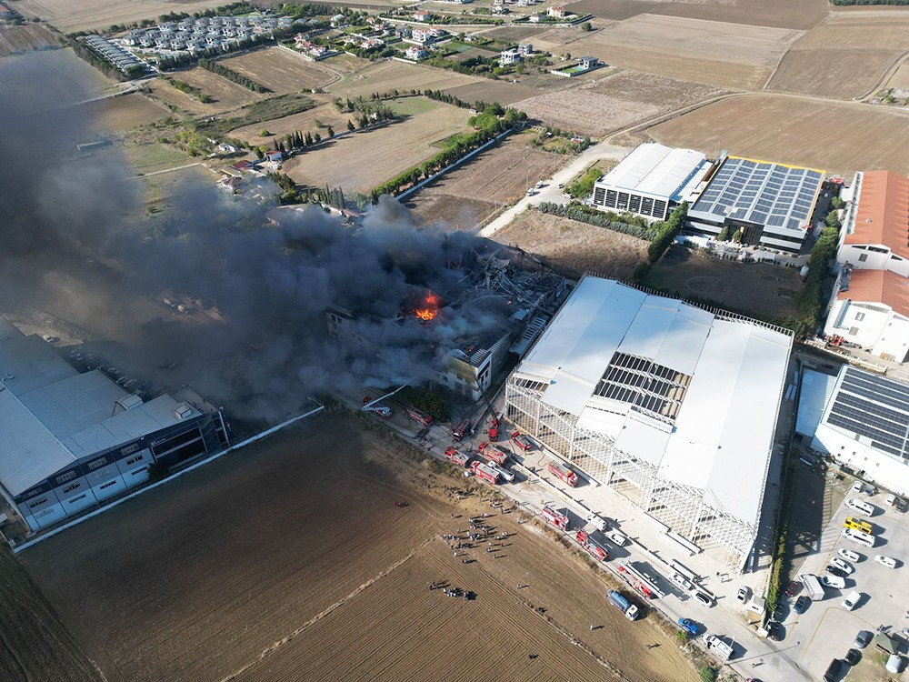 Çevre ilçelerden itfaiye ekipleri sevk edildi! Silivri'de mobilya fabrikasında çıkan yangına müdahale ediliyor