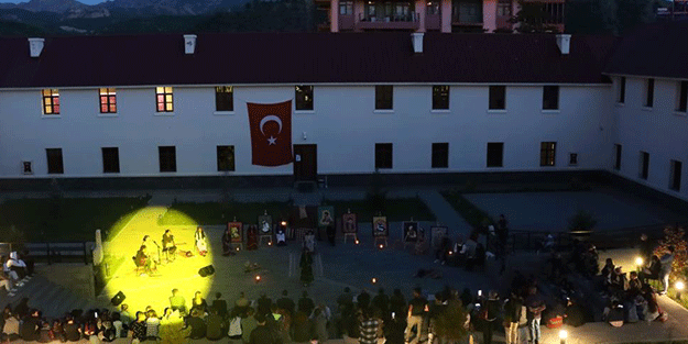 Çevre illerden bile ziyaretçi var! Eski kışlaya giden gidene