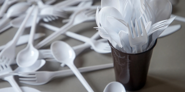 Çevre kirliliği dünyanın ortak sorunu oluyor: Artık plastik çatal, bıçak, tabak ve tepsi yasağı başlayacak