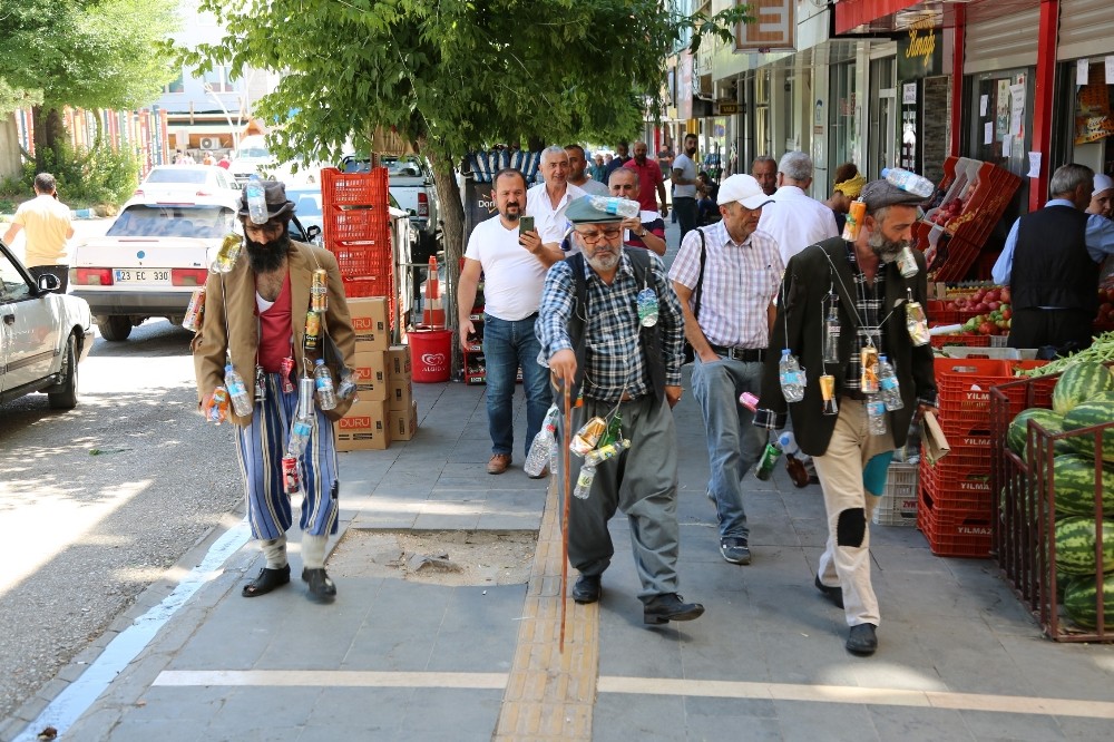 Çevre kirliliğine dikkat çekmek için vücutlarına astıkları çöplerle sokakları gezdiler 