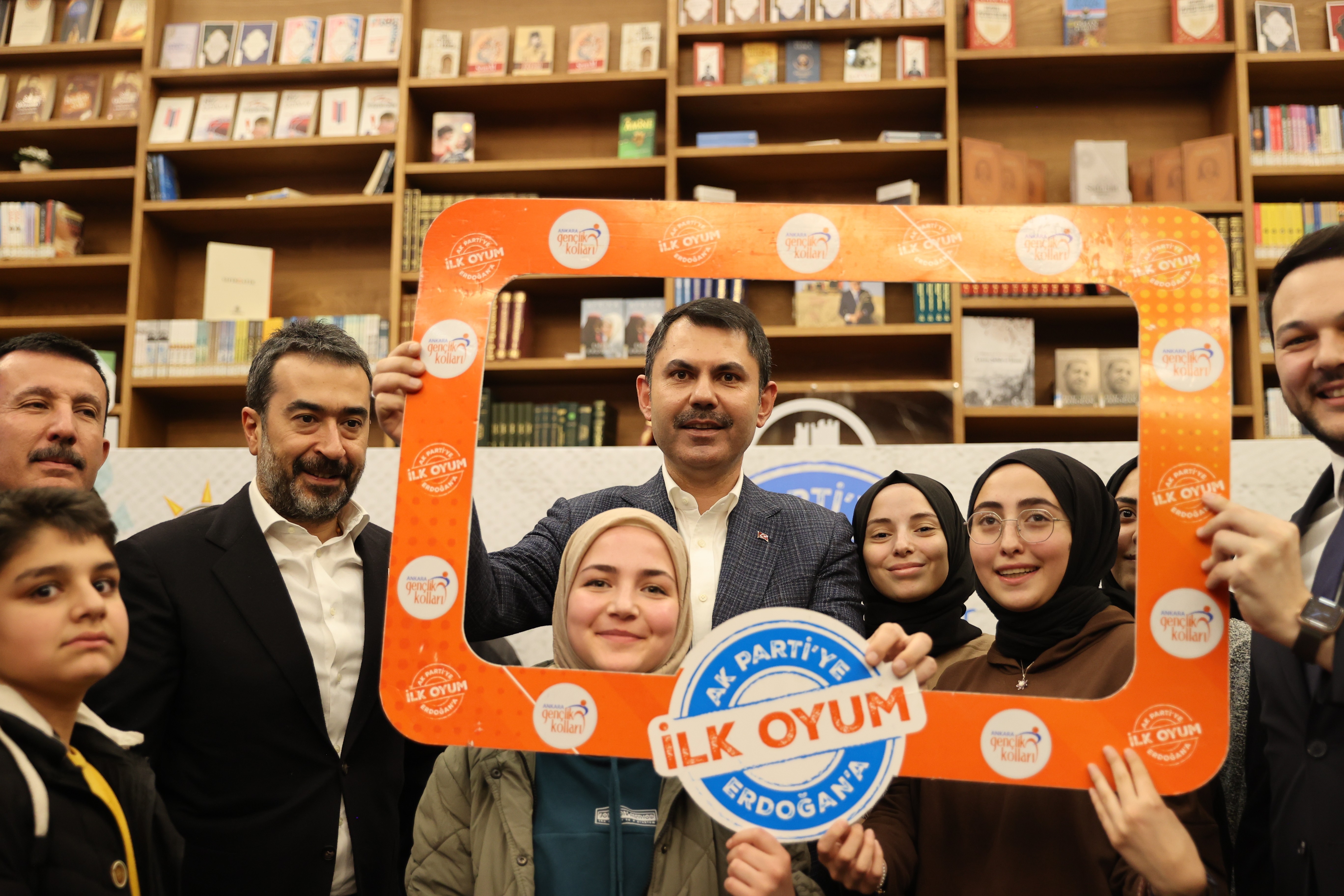 Çevre, Şehircilik ve İklim Değişikliği Bakanı Kurum, Ankara’da gençlerle bir araya geldi