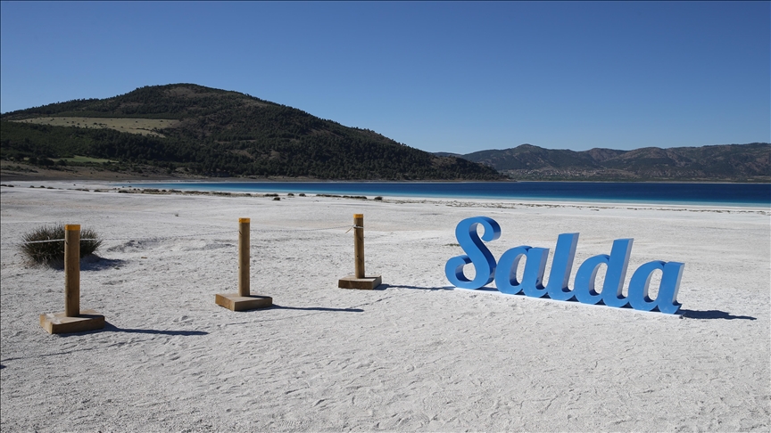 Çevre ve Şehircilik Bakanlığından, Salda Gölü kıyısındaki renk değişikliği iddialarına ilişkin açıklama