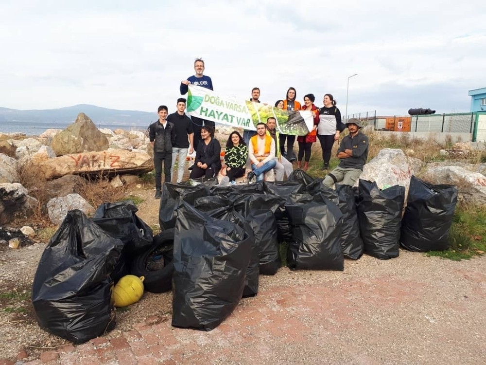 Çevreciler Mudanya sahilinde çöp topladı 
