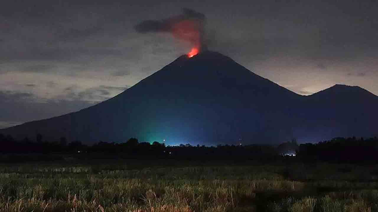 Çevrede alarm verildi: Yanardağdan peş peşe patlamalar