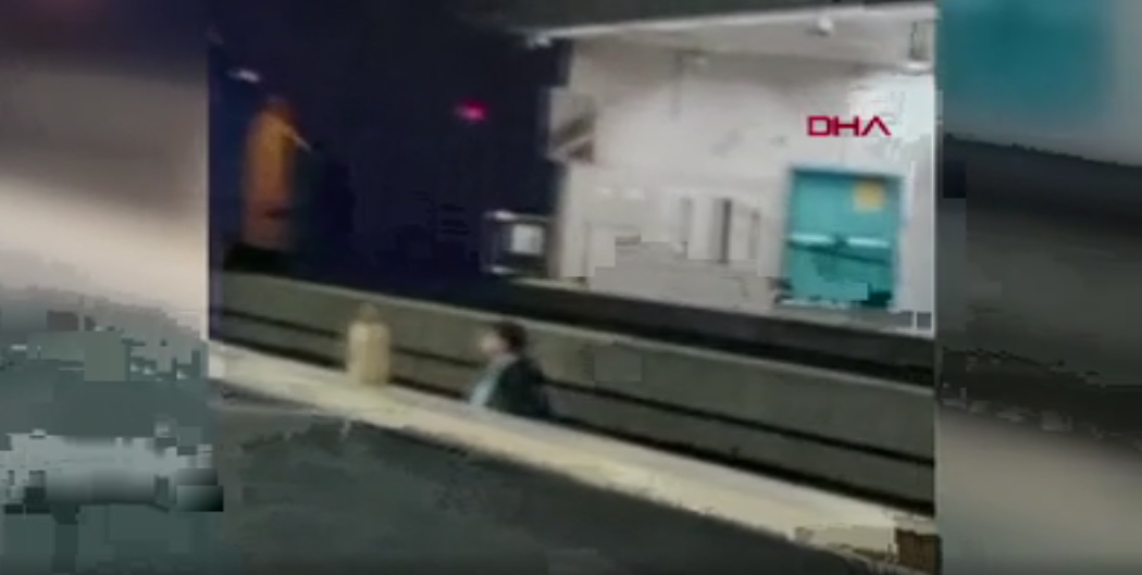 Çevredekiler şaşkınlıkla izledi! Metro durağından hayrete düşüren görüntü
