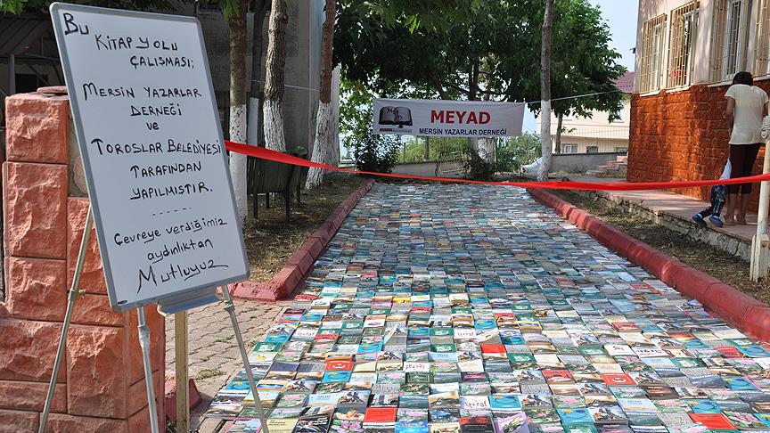 'Çevreye verdiğimiz rahatsızlıktan mutluluk duyarız' dediler... Yola kitap serdiler!