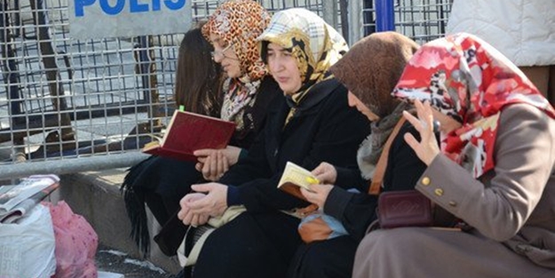 Cevşen okuyan ablalar dün neredeydiler?
