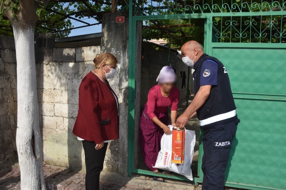Ceyhan Belediyesi ihtiyaç sahiplerine erzak kolisi dağıtıyor 