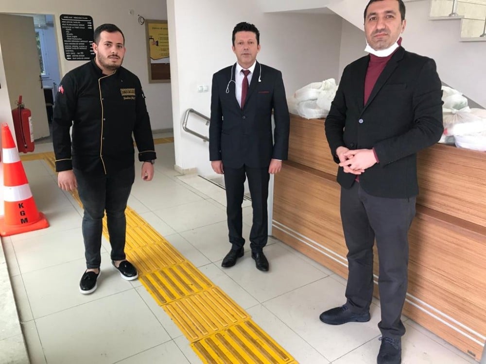 Ceyhan esnaflarından sağlık çalışanlarına destek 