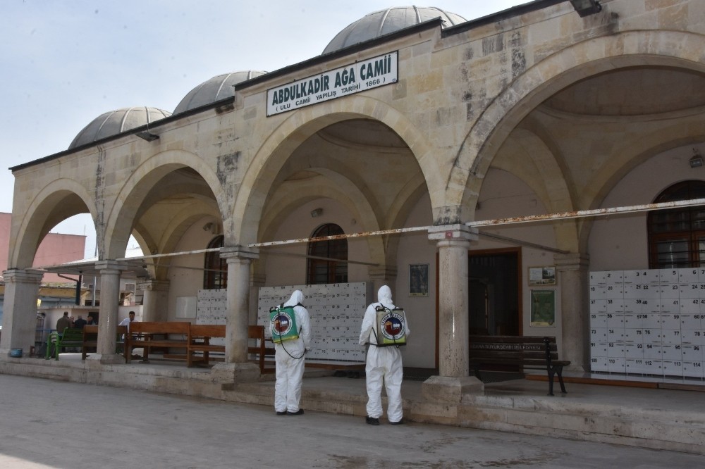 Ceyhan korona virüse karşı dezenfekte ediliyor 