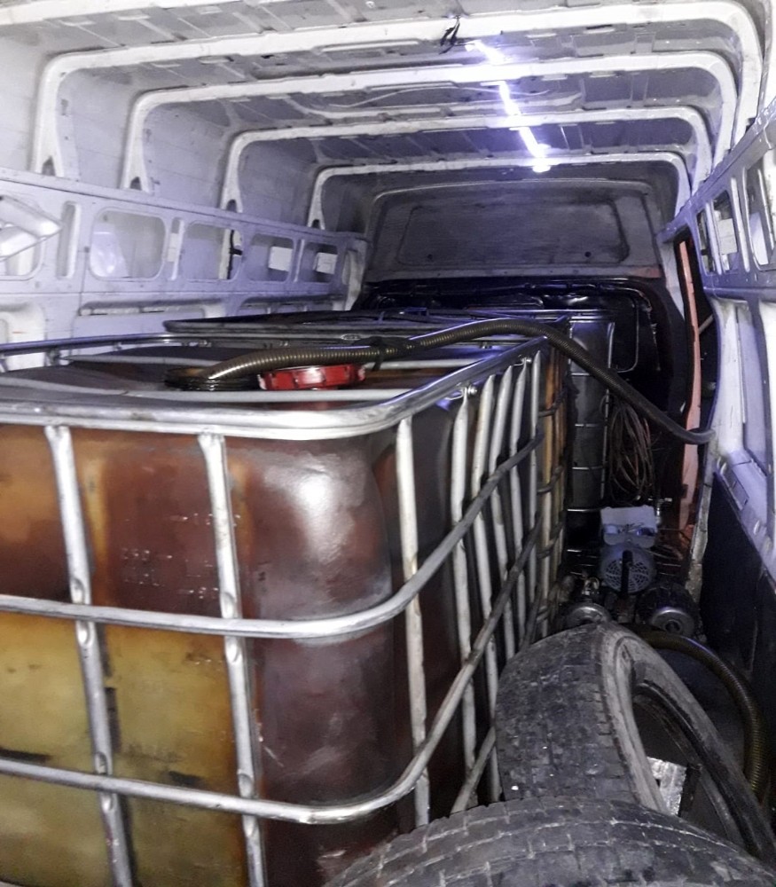 Ceyhan’da 2,5 ton kaçak madeni yağ ele geçirildi 