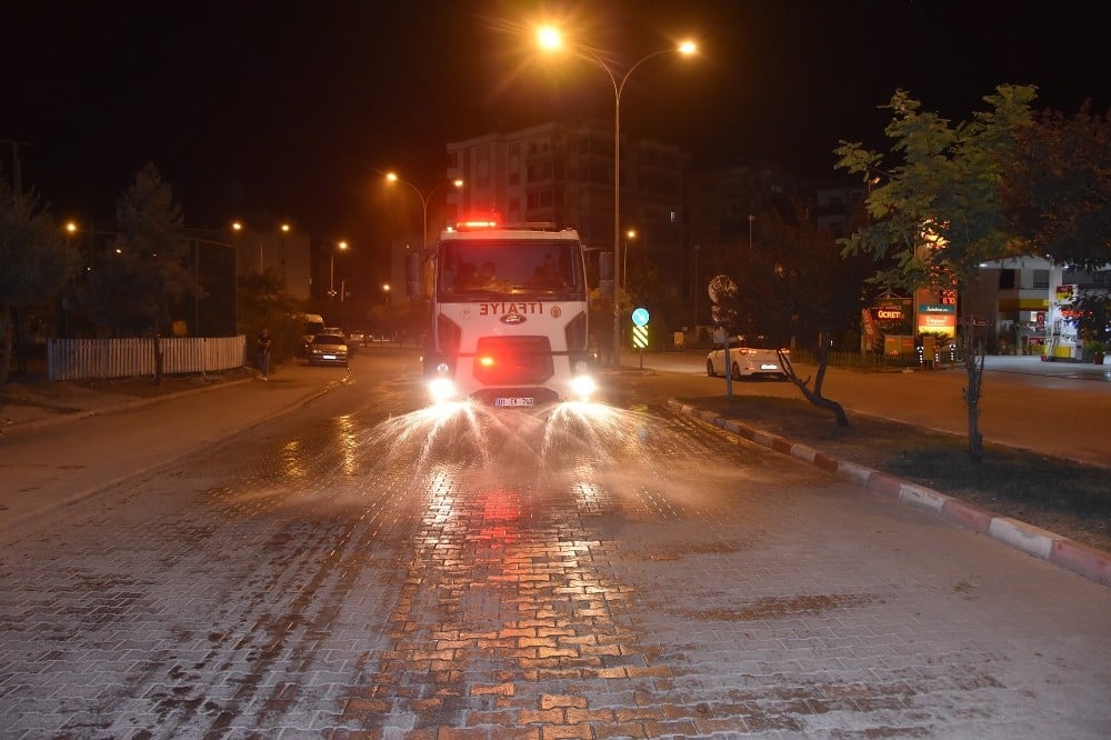 Ceyhan’da cadde ve bulvarlarda temizlik çalışması 