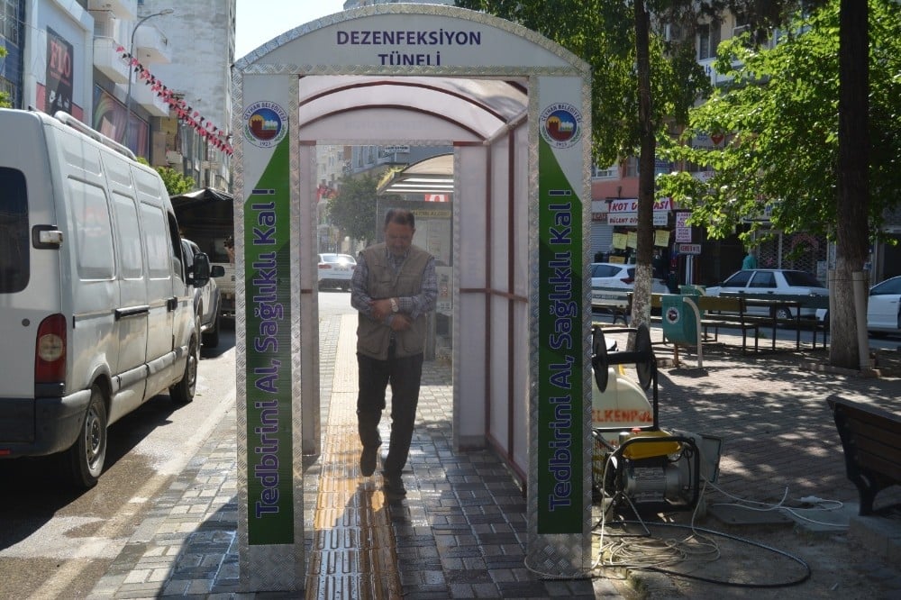 Ceyhan’da dezenfeksiyon tüneli kuruldu 