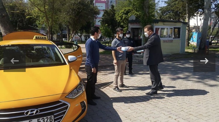 Ceyhan’da maske dağıtımına başlandı 