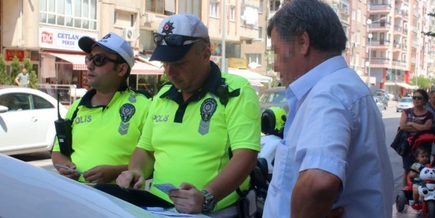 Ceza yiyen adamdan görevini yapan polise ilginç tepki: Hayırdır bayram harçlığı mı çıkarıyorsunuz?