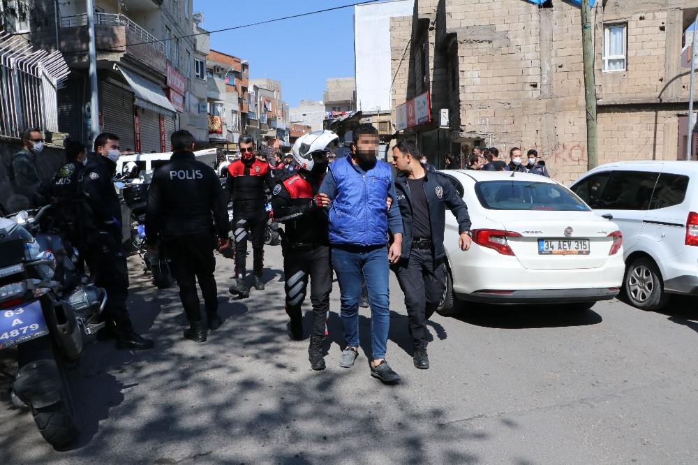 Cezadan kurtulmak için polise saldırdılar 