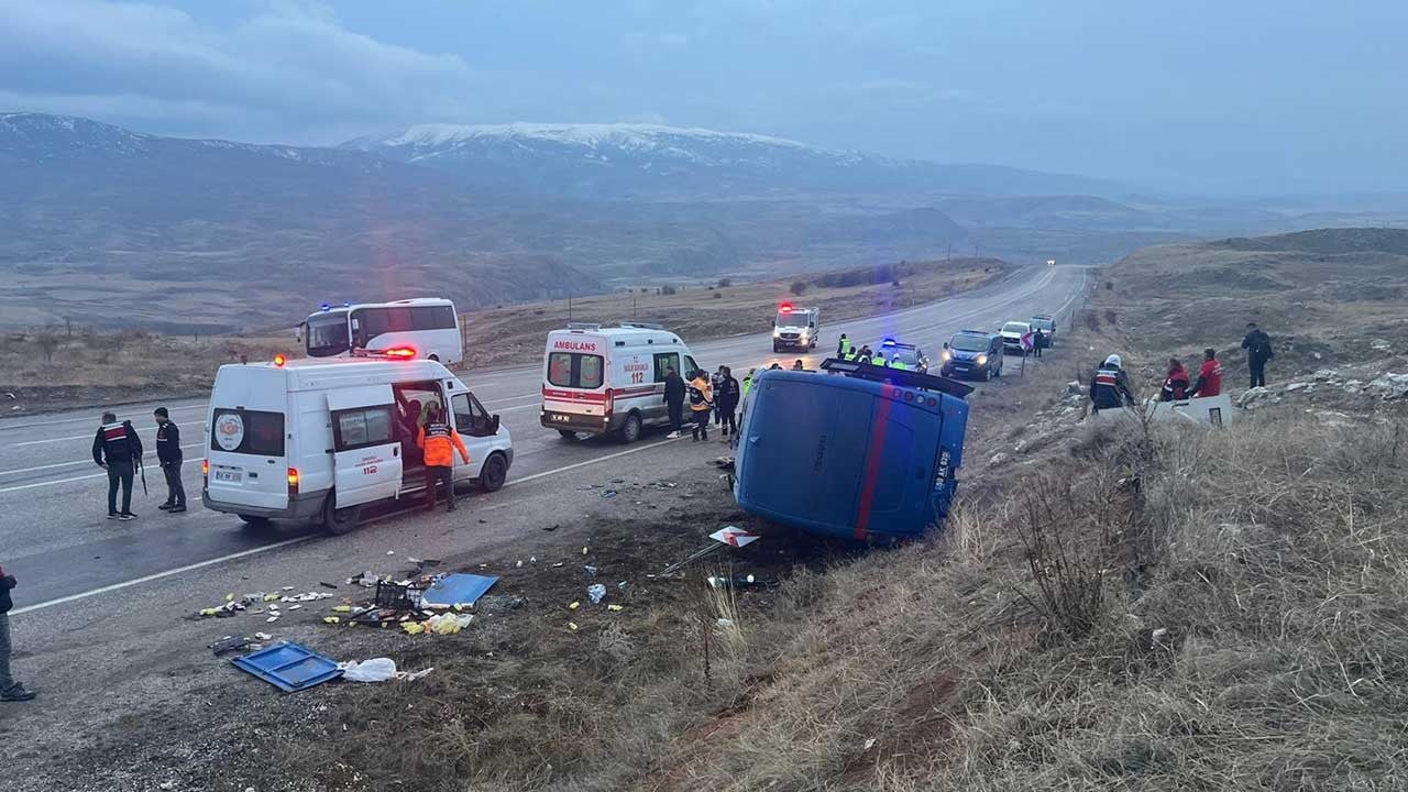 Cezaevi aracı devrildi