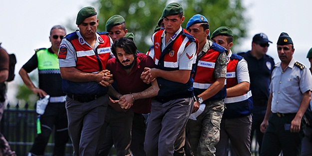 Cezaevi aracından inmeyen FETÖ'cü böyle getirildi