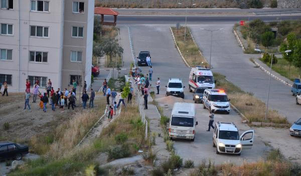Firari suçluyu yakalamaya çalışan polislere taşlı saldırı!