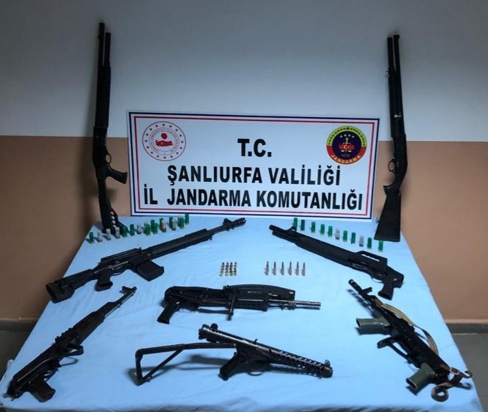 Cezaevi firarisinin evinden cephanelik çıktı 
