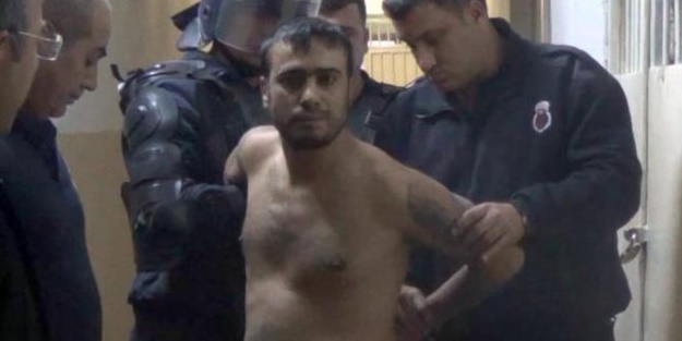 Cezaevi müdürünün yüzüne baka baka yuttu!