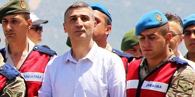 Cezaevinde de rahat durmuyor!