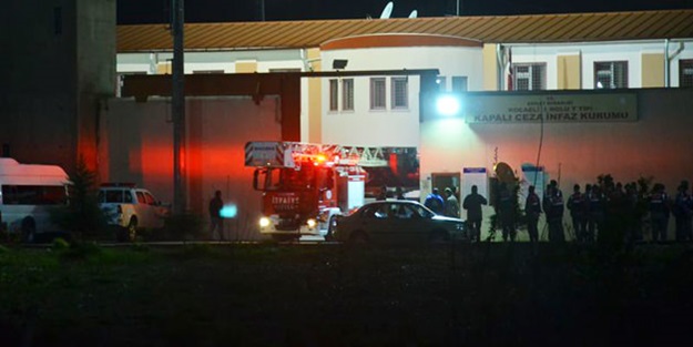 Cezaevinde isyan çıktı! Koğuşu ateşe verdiler