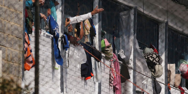 Cezaevinde korona isyanı! 23 mahkum öldü