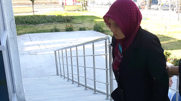 FETÖ'cünün eşi cezaevine sokarken yakalandı!