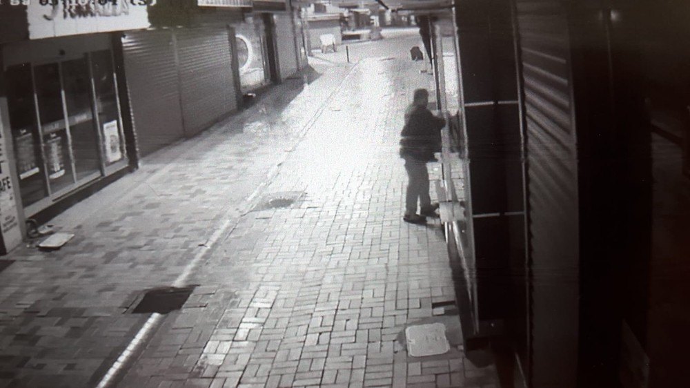 Cezai elhliyeti olamayan kişi 3 dükkana girerek hırsızlık yaptı 